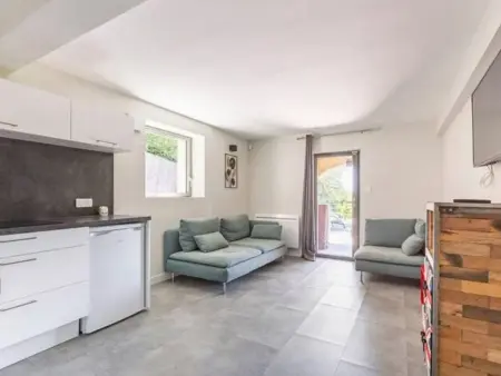 Élégante maison à Vichy : piscine chauffée, jardin arboré, terrasse et climatisation - Photo 10
