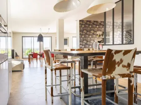 Élégante maison à Vichy : piscine chauffée, jardin arboré, terrasse et climatisation - Photo 12