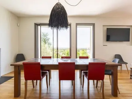 Élégante maison à Vichy : piscine chauffée, jardin arboré, terrasse et climatisation - Photo 14