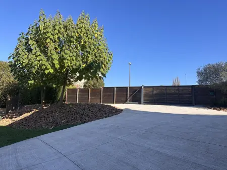 Élégante maison à Vichy : piscine chauffée, jardin arboré, terrasse et climatisation - Photo 23