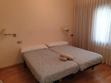 Appartement central à Jaca avec balcon, 3 chambres, 2 salles de bains, parking inclus - Photo 4