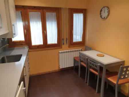 Appartement central à Jaca avec balcon, 3 chambres, 2 salles de bains, parking inclus - Photo 8