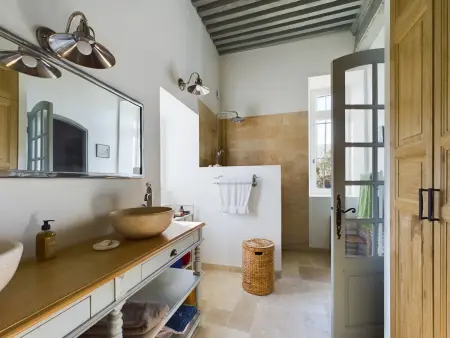 Mas rénové à Mouriès avec piscine, 6 chambres, terrasses et pool houses, en pleine nature provençale. - Photo 15