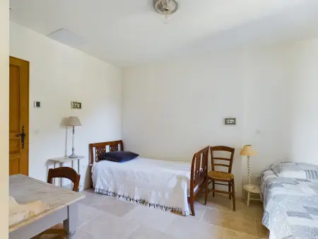 Mas rénové à Mouriès avec piscine, 6 chambres, terrasses et pool houses, en pleine nature provençale. - Photo 18