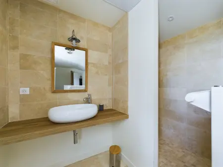 Mas rénové à Mouriès avec piscine, 6 chambres, terrasses et pool houses, en pleine nature provençale. - Photo 20
