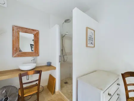 Mas rénové à Mouriès avec piscine, 6 chambres, terrasses et pool houses, en pleine nature provençale. - Photo 23