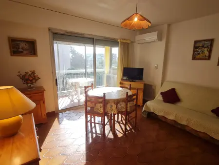Studio climatisé avec parking et balcon, proche plage à Sainte-Maxime - Photo 3