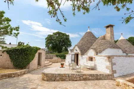 Magnificent Stefano's Trulli in Locorotondo, Maison en pierre de Locorotondo avec piscine souterraine pour 6 personnes - Photo 1