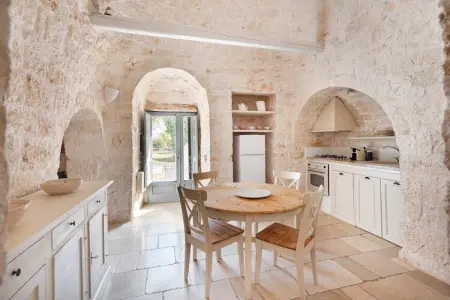 Magnificent Stefano's Trulli in Locorotondo, Maison en pierre de Locorotondo avec piscine souterraine pour 6 personnes - Photo 5