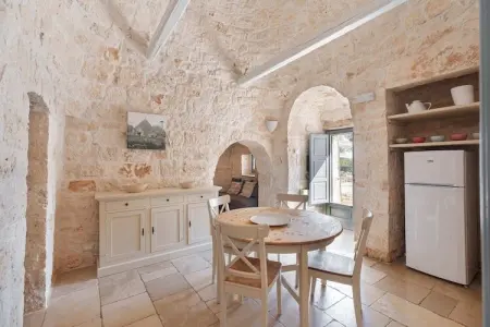 Magnificent Stefano's Trulli in Locorotondo, Maison en pierre de Locorotondo avec piscine souterraine pour 6 personnes - Photo 6
