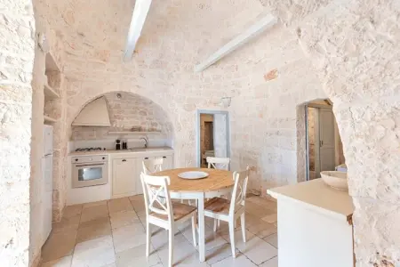 Magnificent Stefano's Trulli in Locorotondo, Maison en pierre de Locorotondo avec piscine souterraine pour 6 personnes - Photo 7