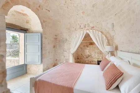 Magnificent Stefano's Trulli in Locorotondo, Maison en pierre de Locorotondo avec piscine souterraine pour 6 personnes - Photo 8