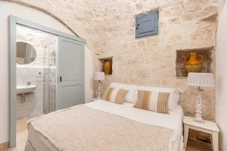 Magnificent Stefano's Trulli in Locorotondo, Maison en pierre de Locorotondo avec piscine souterraine pour 6 personnes - Photo 9