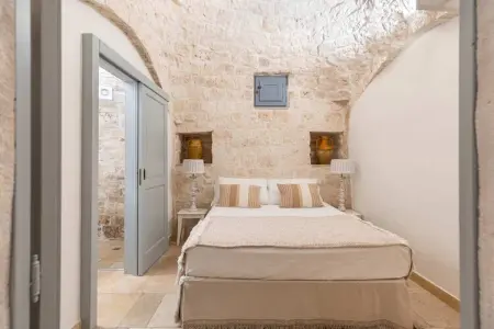 Magnificent Stefano's Trulli in Locorotondo, Maison en pierre de Locorotondo avec piscine souterraine pour 6 personnes - Photo 12