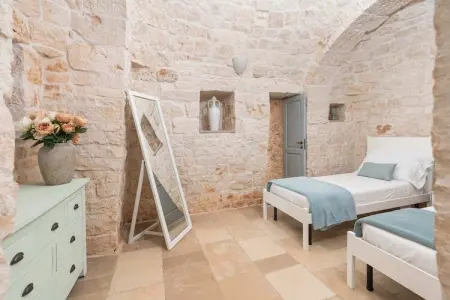 Magnificent Stefano's Trulli in Locorotondo, Maison en pierre de Locorotondo avec piscine souterraine pour 6 personnes - Photo 13