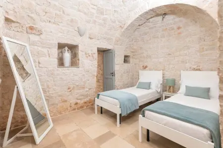 Magnificent Stefano's Trulli in Locorotondo, Maison en pierre de Locorotondo avec piscine souterraine pour 6 personnes - Photo 14