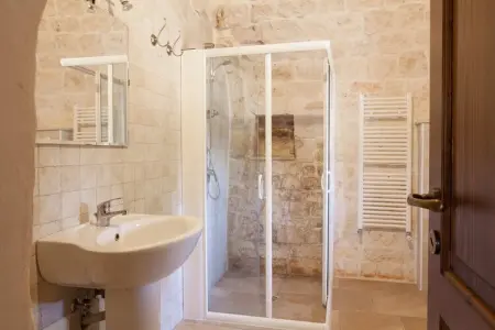 Magnificent Stefano's Trulli in Locorotondo, Maison en pierre de Locorotondo avec piscine souterraine pour 6 personnes - Photo 15