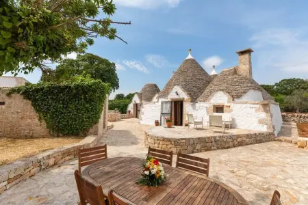 Magnificent Stefano's Trulli in Locorotondo, Maison en pierre de Locorotondo avec piscine souterraine pour 6 personnes - Photo 24