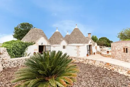 Magnificent Stefano's Trulli in Locorotondo, Maison en pierre de Locorotondo avec piscine souterraine pour 6 personnes - Photo 25