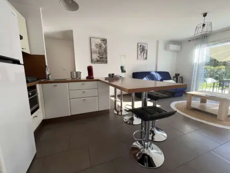 Appartement rénové 2 pièces, jardin privé, plage et garage, calme, climatisation - Photo 4