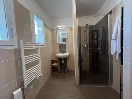 Appartement rénové 2 pièces, jardin privé, plage et garage, calme, climatisation - Photo 9