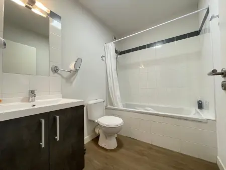 Appartement 2P à Sète avec Piscine, Clim, Parking et Proche Plages - Photo 4