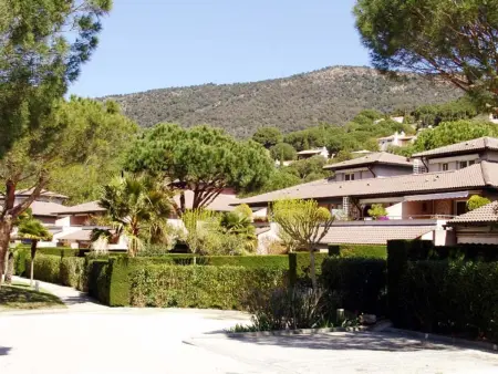 Appartement 2 pièces cabine avec terrasse, jardin, piscine et parking, proche plage - Le Lavandou - Photo 10