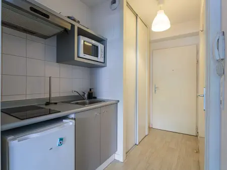 Charmant studio avec terrasse, parking en sous-sol, entre Biarritz et Anglet, à 5 km des plages - Photo 3