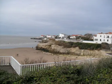 Appartement spacieux 95m2 au pied de la plage avec jardin et parking - Photo 2