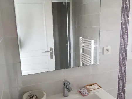 Appartement rénové à Royan, proche plage, terrasse, parking privé - Photo 5