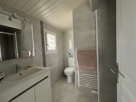 Appartement rénové à Royan, proche plage, terrasse, parking privé - Photo 12
