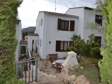 Maison familiale avec jardin privé, terrasse, BBQ et piscine commune à 4 km de la plage et du centre. - Photo 1