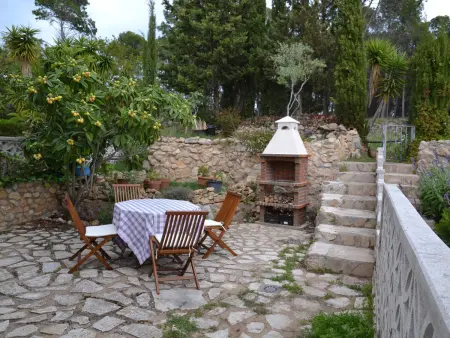 Maison familiale avec jardin privé, terrasse, BBQ et piscine commune à 4 km de la plage et du centre. - Photo 2