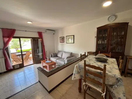 Maison familiale avec jardin privé, terrasse, BBQ et piscine commune à 4 km de la plage et du centre. - Photo 4