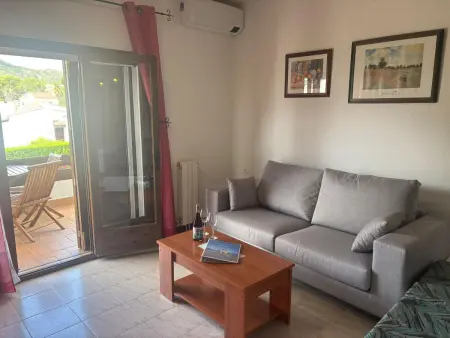 Maison familiale avec jardin privé, terrasse, BBQ et piscine commune à 4 km de la plage et du centre. - Photo 7