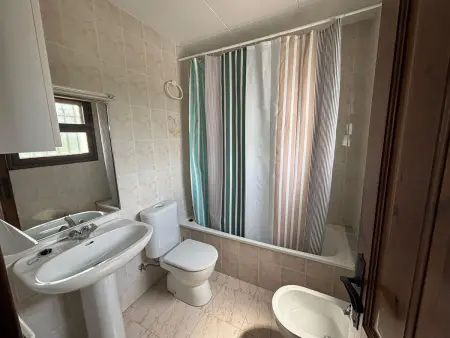 Maison familiale avec jardin privé, terrasse, BBQ et piscine commune à 4 km de la plage et du centre. - Photo 11