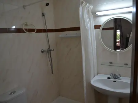 Maison familiale avec jardin privé, terrasse, BBQ et piscine commune à 4 km de la plage et du centre. - Photo 12