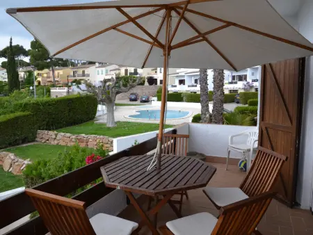 Maison familiale avec jardin privé, terrasse, BBQ et piscine commune à 4 km de la plage et du centre. - Photo 16