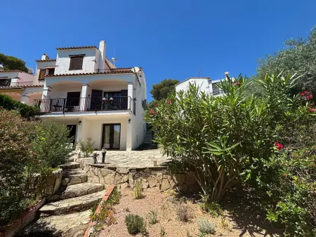 Maison avec Piscine Commune, Jardin et Terrasse - Proche Plage et Villages Médiévaux - Photo 1