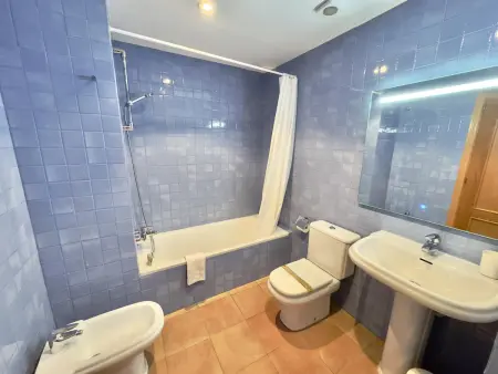 Bel appartement avec piscine, climatisation et parking à 700m de la plage de Roses - Photo 12