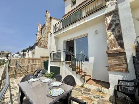 Maison 3 étages, piscine commune, vue mer, clim, proche plage et centre de Roses - Photo 1