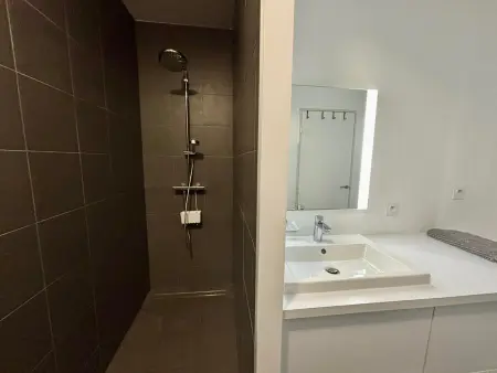Appartement en bord de mer, 2 chambres, piscine, parking, animaux admis - Photo 5