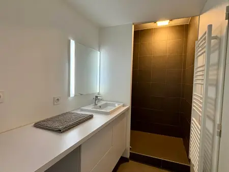Appartement neuf en bord de mer pour 6 pers, balcon, piscine, jacuzzi, parking, animaux admis - Photo 7