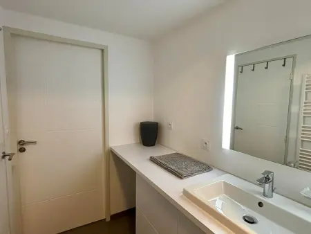 Appartement neuf en bord de mer pour 6 pers, balcon, piscine, jacuzzi, parking, animaux admis - Photo 9