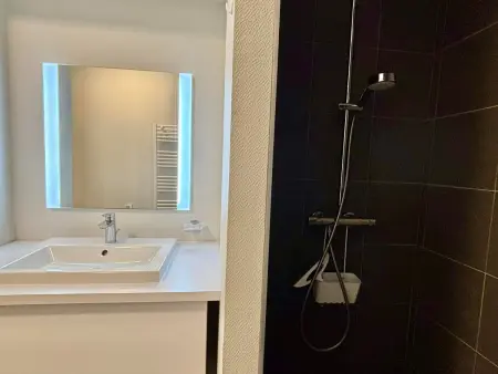 Appartement avec balcon, 1 chambre, piscine, jacuzzi, parking privé, accès direct plage et commerces - Photo 5