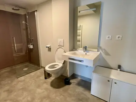 Appartement PMR avec balcon, 2 chambres, accès direct plage, piscine, parking sécurisé - La Tranche-sur-Mer - Photo 11