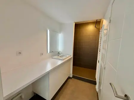 Appartement 2 chambres, balcon, piscine chauffée, accès plage, animaux admis, parking - Photo 7