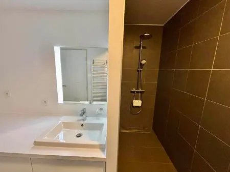 Appartement 2 chambres, balcon, piscine chauffée, accès plage, animaux admis, parking - Photo 8