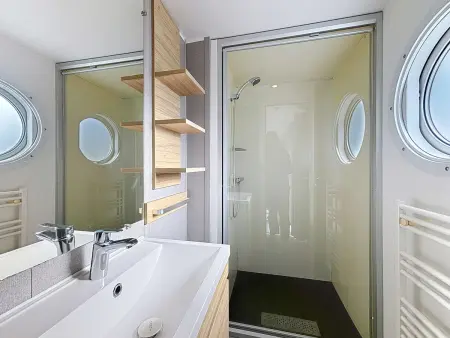 Mobil-home tout confort près de la plage avec piscine chauffée, 3 chambres, terrasse et parking - Photo 9