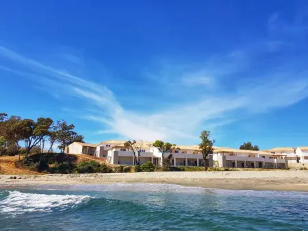 Appartement au bord de mer avec piscine chauffée - Climatisé, WiFi, et proche plage - Photo 1